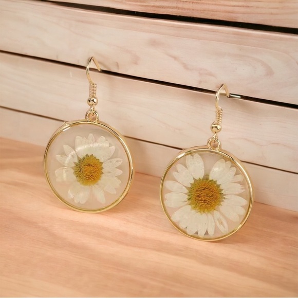 Pressed Floral Daisy Dangle Drop Gold Boho Dried Flower Resin Earrings NWT - Picture 1 of 6